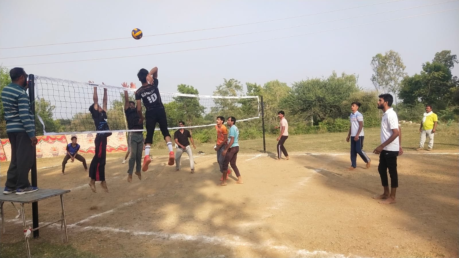 मेला ग्राउंड में दो दिवसीय वॉलीबॉल प्रतियोगिता का भव्य आगाज, 16 टीमें ले रहीं हिस्साफतहनगर और नाथद्वारा के बीच हुआ उद्घाटन मैच, दर्शकों में दिखा जबरदस्त उत्साह