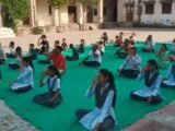 अंतरराष्ट्रीय योग दिवस पर पलाना कलां में हुआ सामूहिक योगाभ्यास, स्वास्थ्य व जागरूकता का दिया संदेश