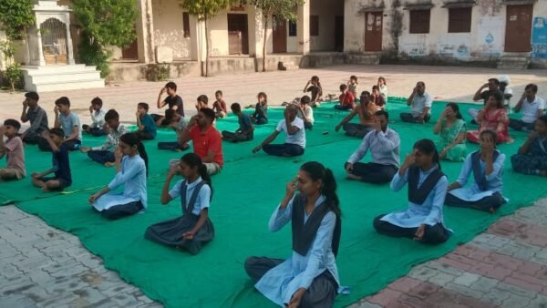 अंतरराष्ट्रीय योग दिवस पर पलाना कलां में हुआ सामूहिक योगाभ्यास, स्वास्थ्य व जागरूकता का दिया संदेश