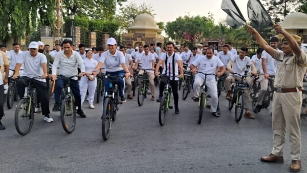 संडेज ऑन साइकिल: स्वस्थ शरीर और पर्यावरण के संदेश के साथ उदयपुर पुलिस ने निकाली भव्य साइकिल रैली