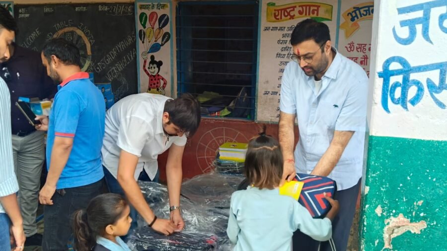 गाडरियावास विद्यालय में भामाशाहों ने बांटी शिक्षण व भौतिक सामग्री, 80 बच्चों के चेहरे खिल उठे