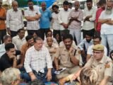 मावली में ज्वेलरी की दो दुकानों में लाखों की चोरी, विरोध में बाजार बंद, व्यापारी धरने पर बैठे