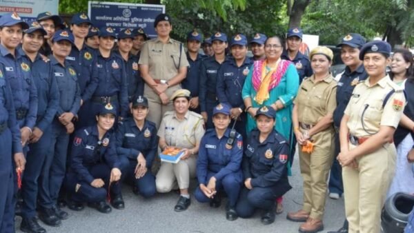 रक्षाबंधन पर पुलिसकर्मियों ने बंधवाया रक्षासूत्र, दिया सड़क सुरक्षा का संदेश