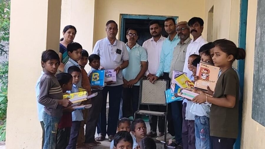 भामाशाह ने सैकड़ों कॉपियां वितरित कर बच्चों के चेहरे पर लाई मुस्कान