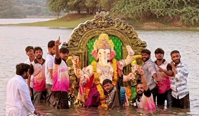 घासा में गाजे-बाजे के साथ गणपति प्रतिमा का विसर्जन भव्य शोभायात्रा में उमड़ा श्रद्धालुओं का सैलाब, अबीर-गुलाल से रंगा माहौल